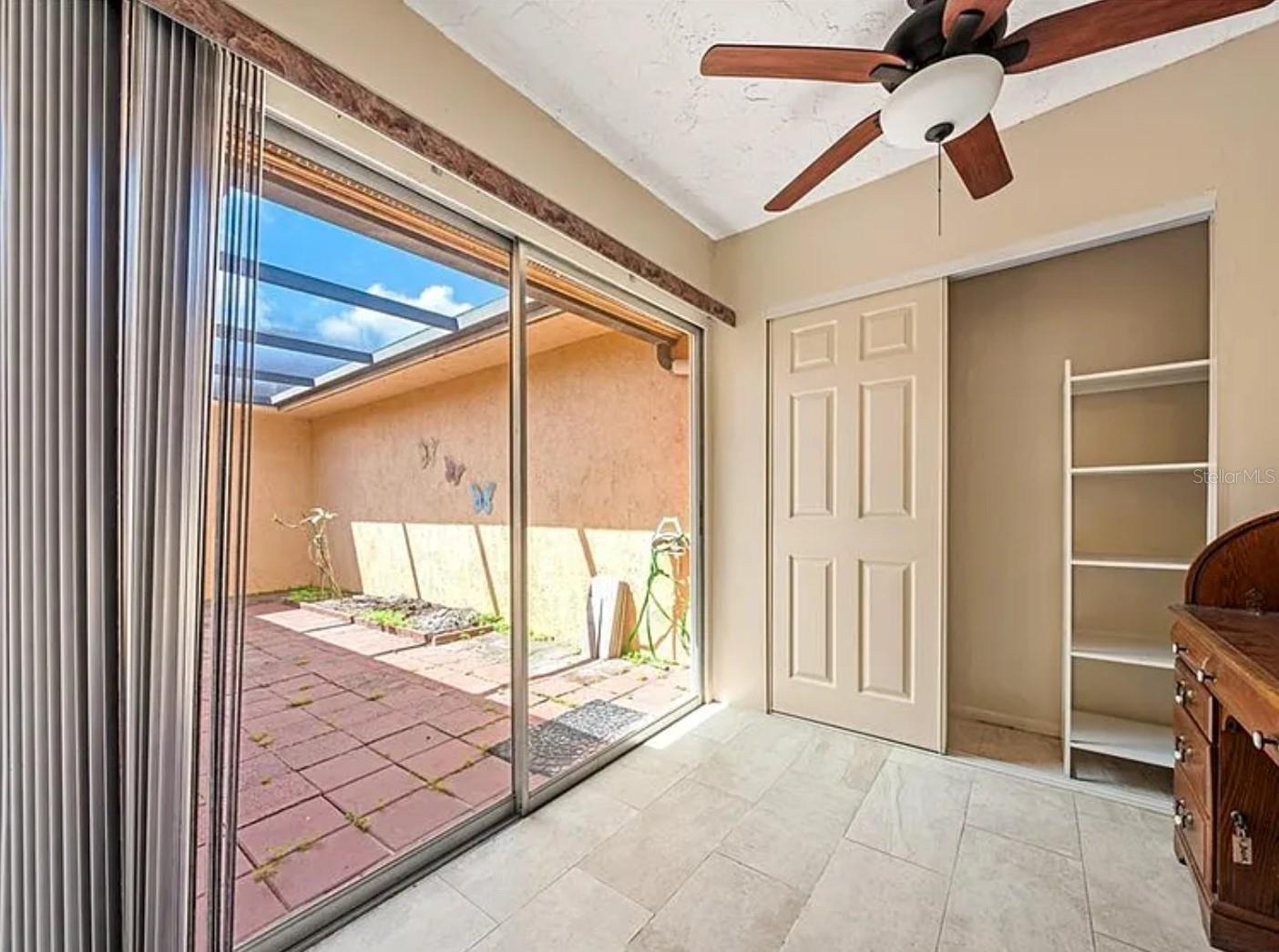 Listing photo id 23 for 5428 Larchmont Court N