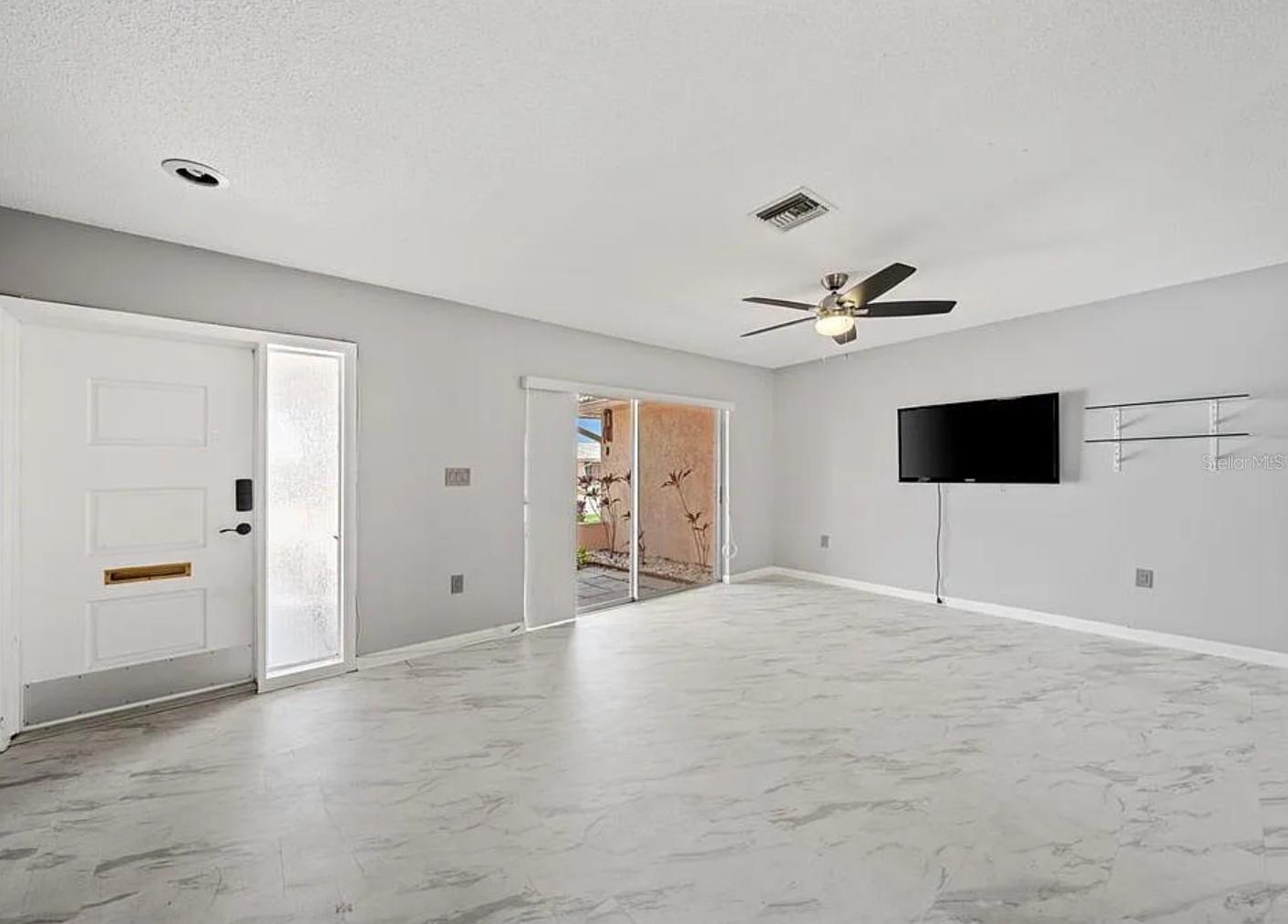 Listing photo id 1 for 5428 Larchmont Court N