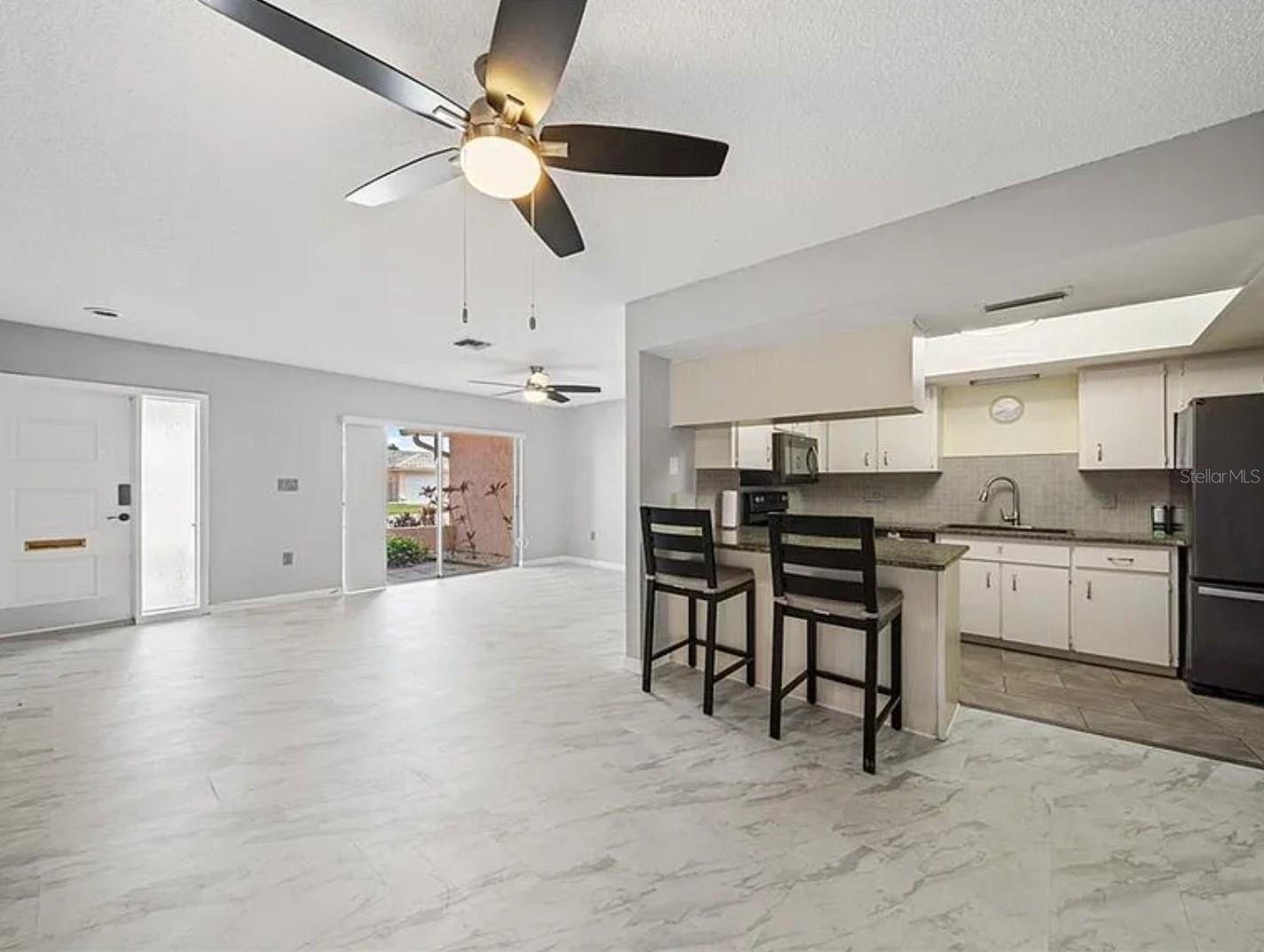 Listing photo id 2 for 5428 Larchmont Court N
