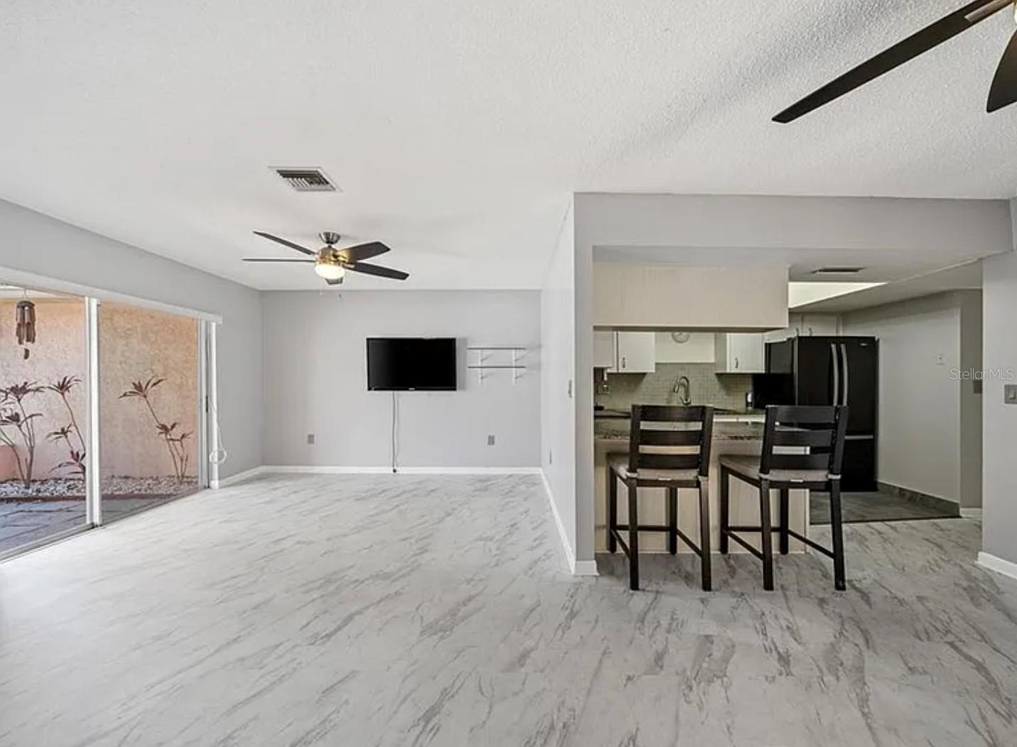 Listing photo id 3 for 5428 Larchmont Court N