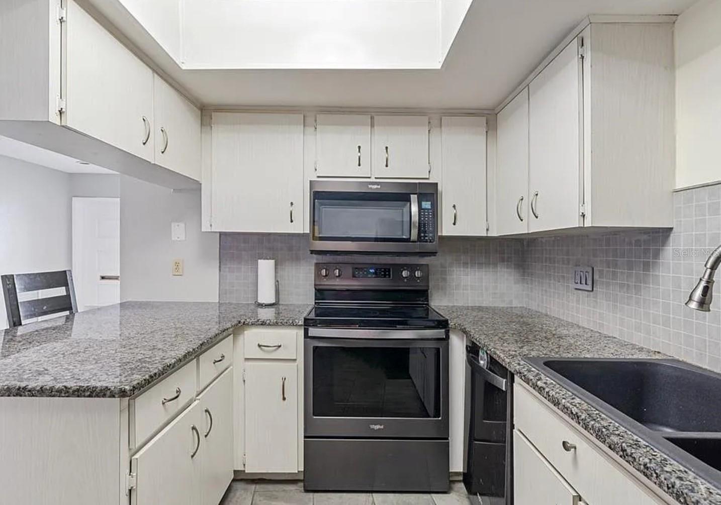 Listing photo id 4 for 5428 Larchmont Court N