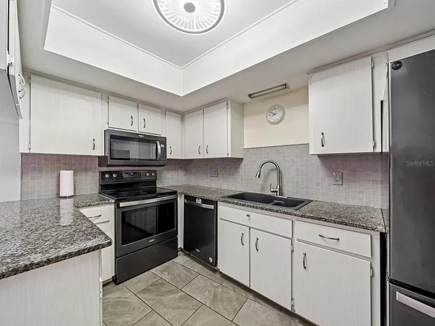 Listing photo id 7 for 5428 Larchmont Court N