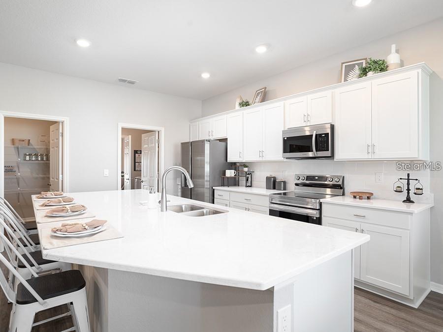 Listing photo id 2 for 1456 Fleur Drive