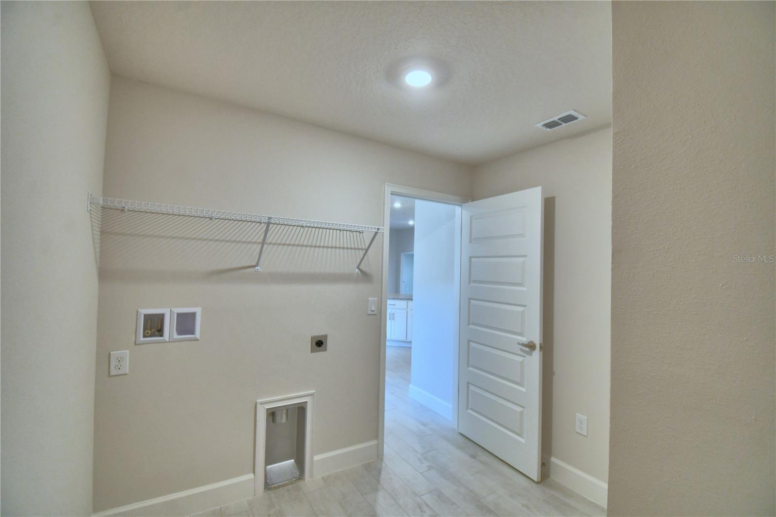 Listing photo id 9 for 5208 Tennessee Ridge Court