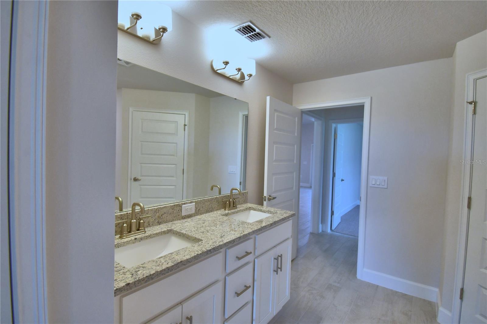 Listing photo id 12 for 5208 Tennessee Ridge Court