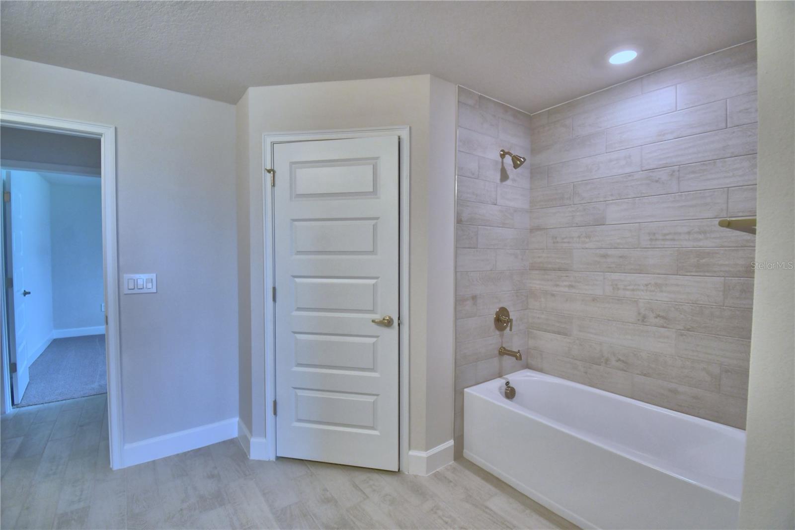 Listing photo id 13 for 5208 Tennessee Ridge Court
