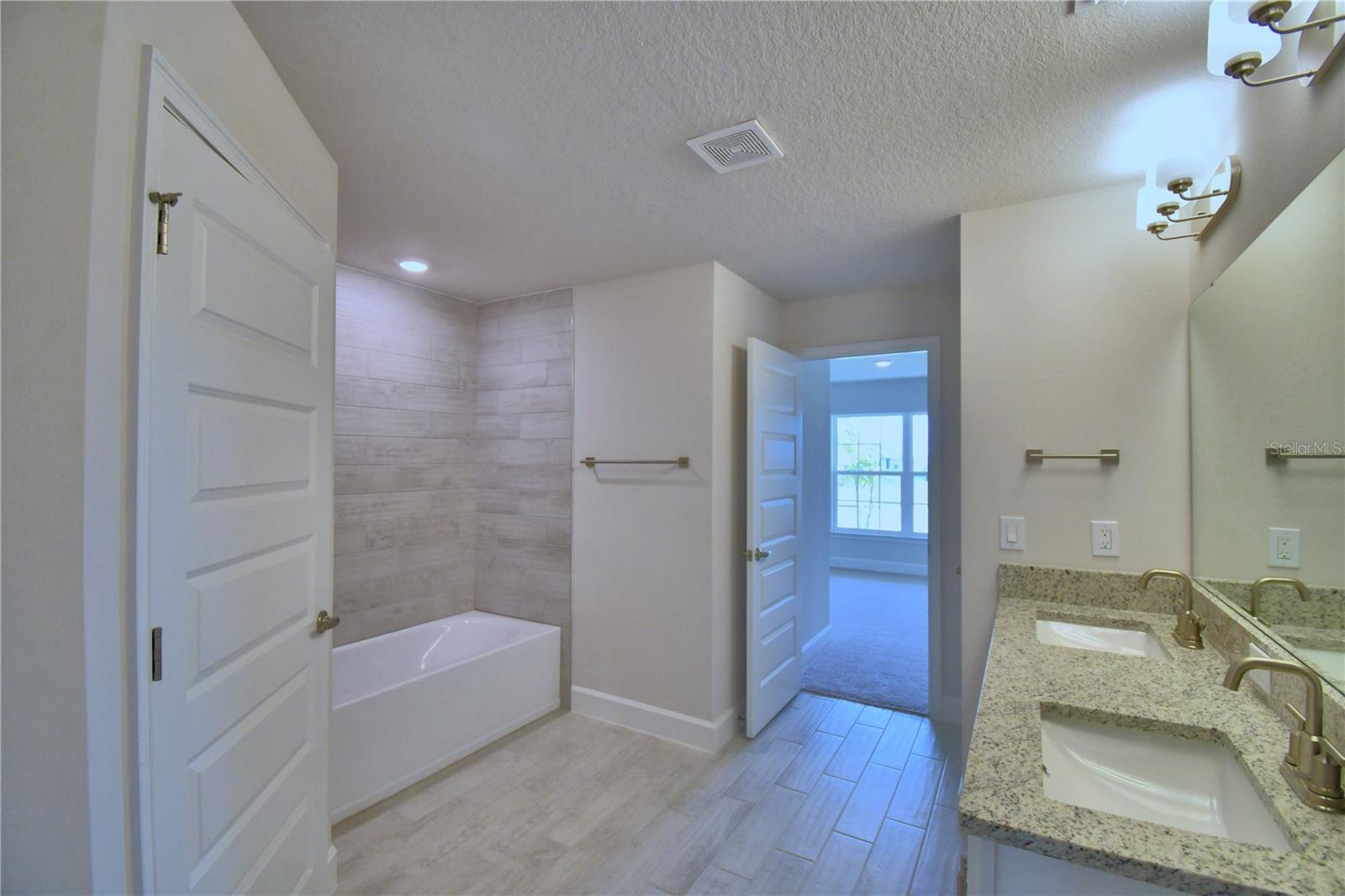 Listing photo id 14 for 5208 Tennessee Ridge Court