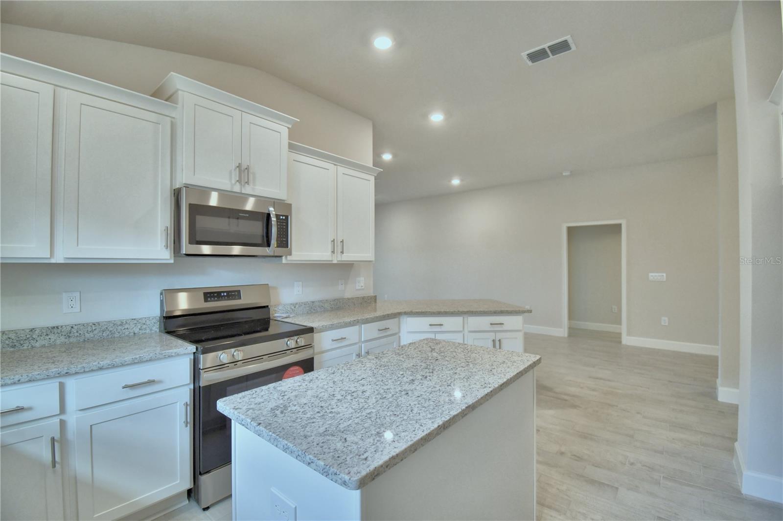 Listing photo id 7 for 5208 Tennessee Ridge Court