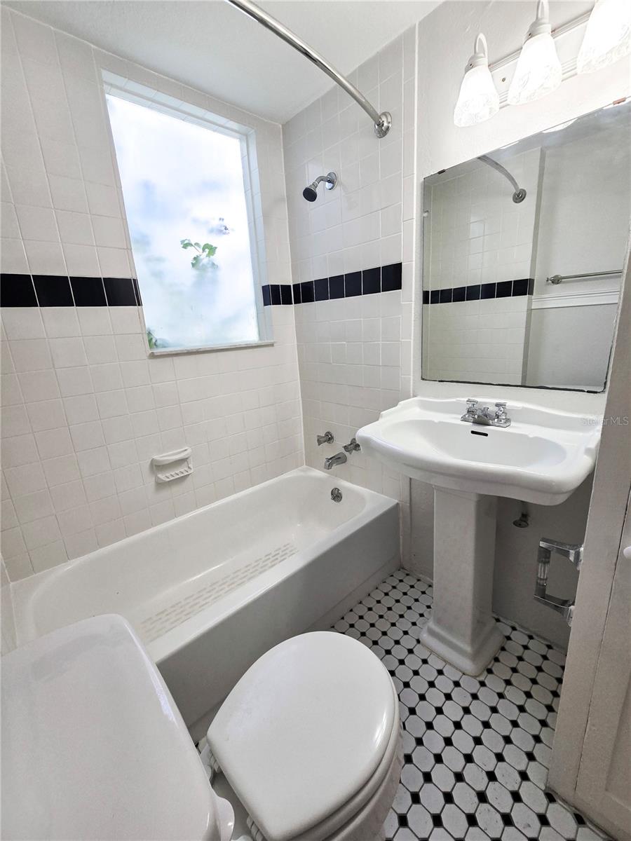 Image 9 of 13 For 115 8th Street Se