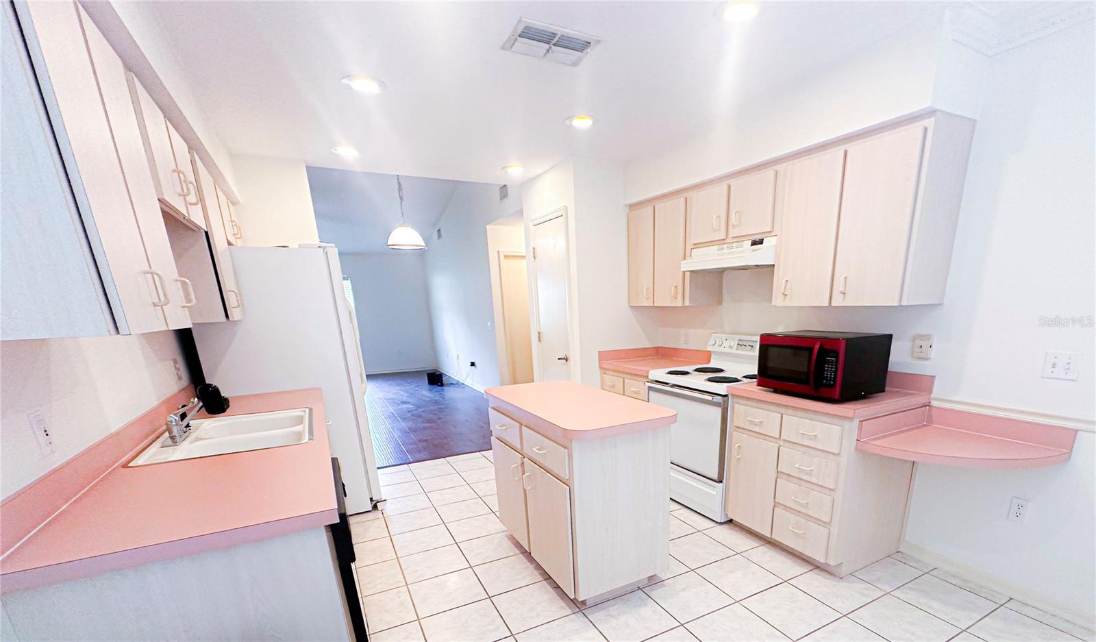 Image 4 of 14 For 5721 Manchester Drive W