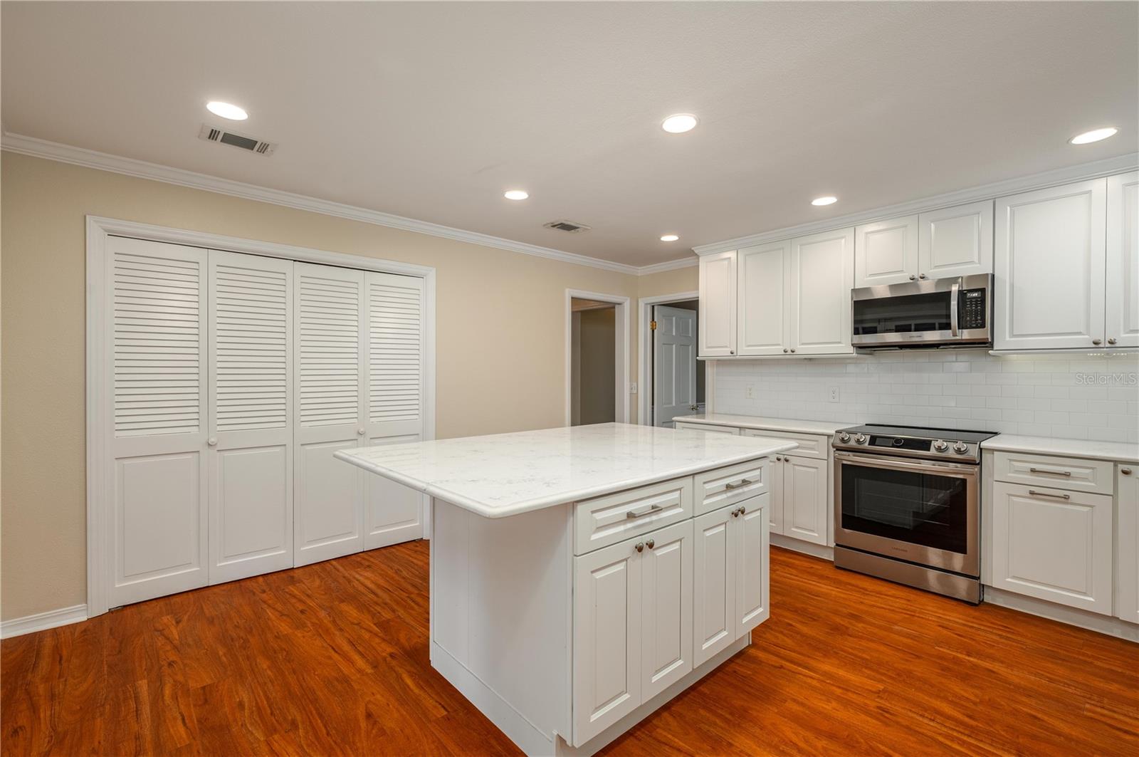 Image 23 of 55 For 1137 Mariposa Avenue