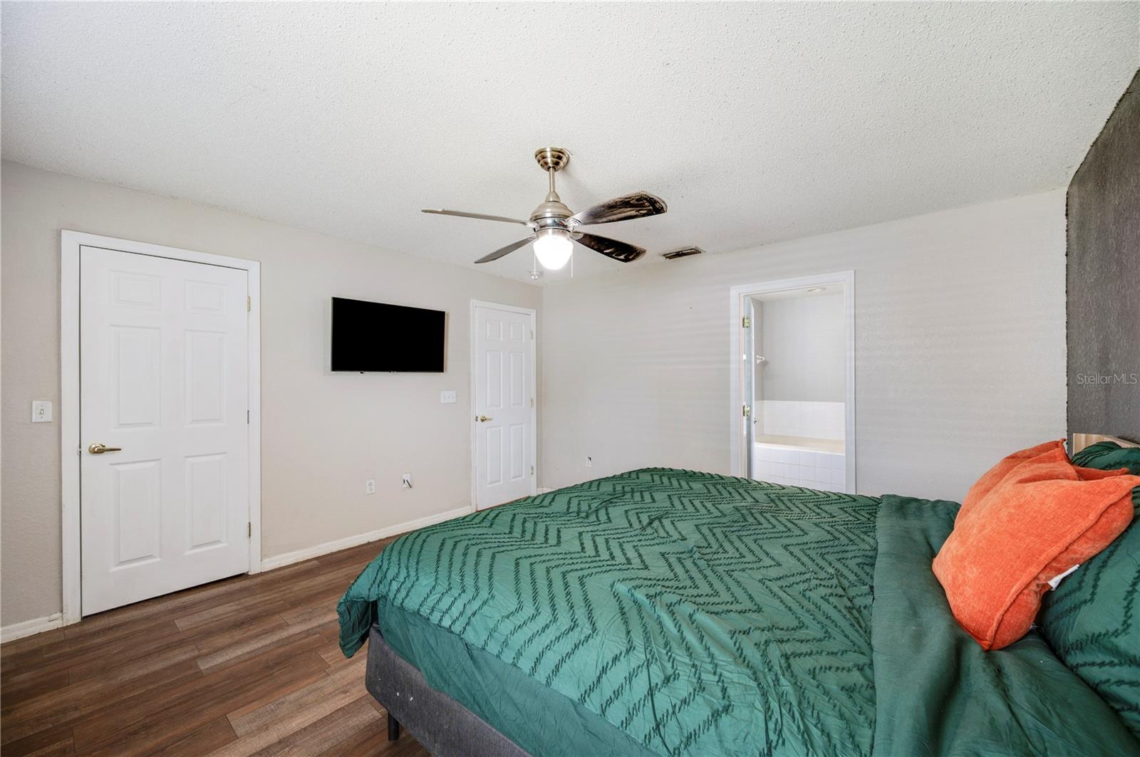Image 16 of 31 For 4912 Palm View Drive N
