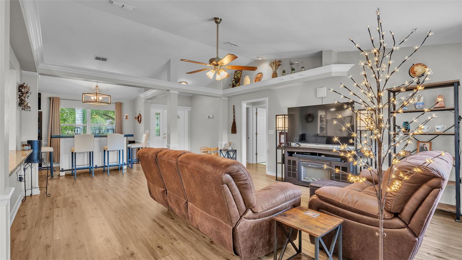Image 8 of 46 For 2232 Palmview Circle W