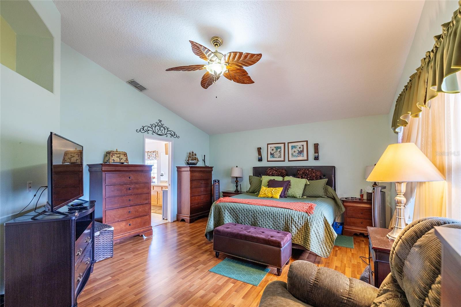 Image 4 of 52 For 15246 Markham Drive