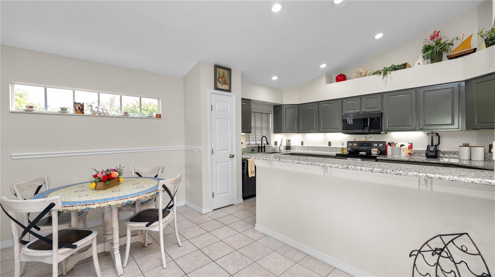 Image 18 of 42 For 6915 Starmount Drive