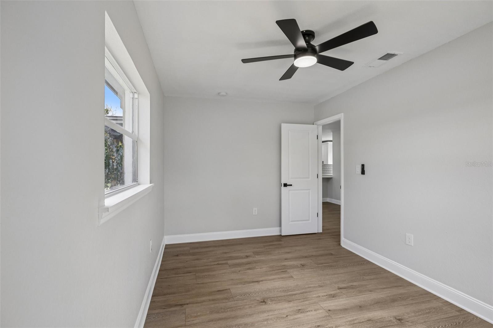 Image 23 of 31 For 2633 Royal Drive