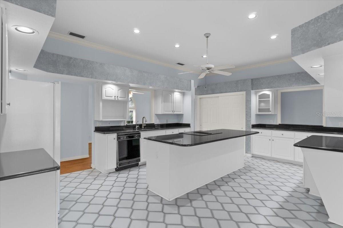 Image 33 of 59 For 725 Heritage Drive Ne