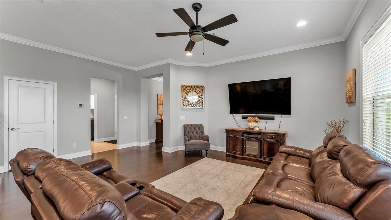 Image 7 of 67 For 539 Waterfern Trail Drive
