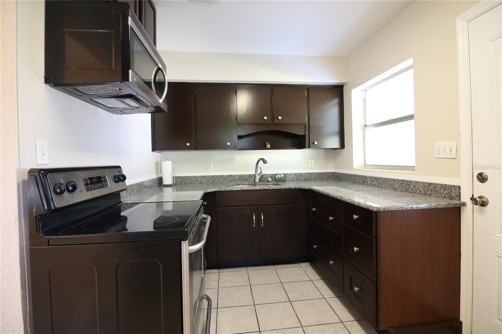 Image 5 of 11 For 4336 Hedge Drive E