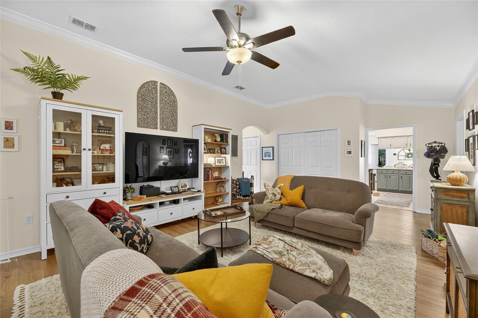 Image 17 of 75 For 627 Jessanda Circle