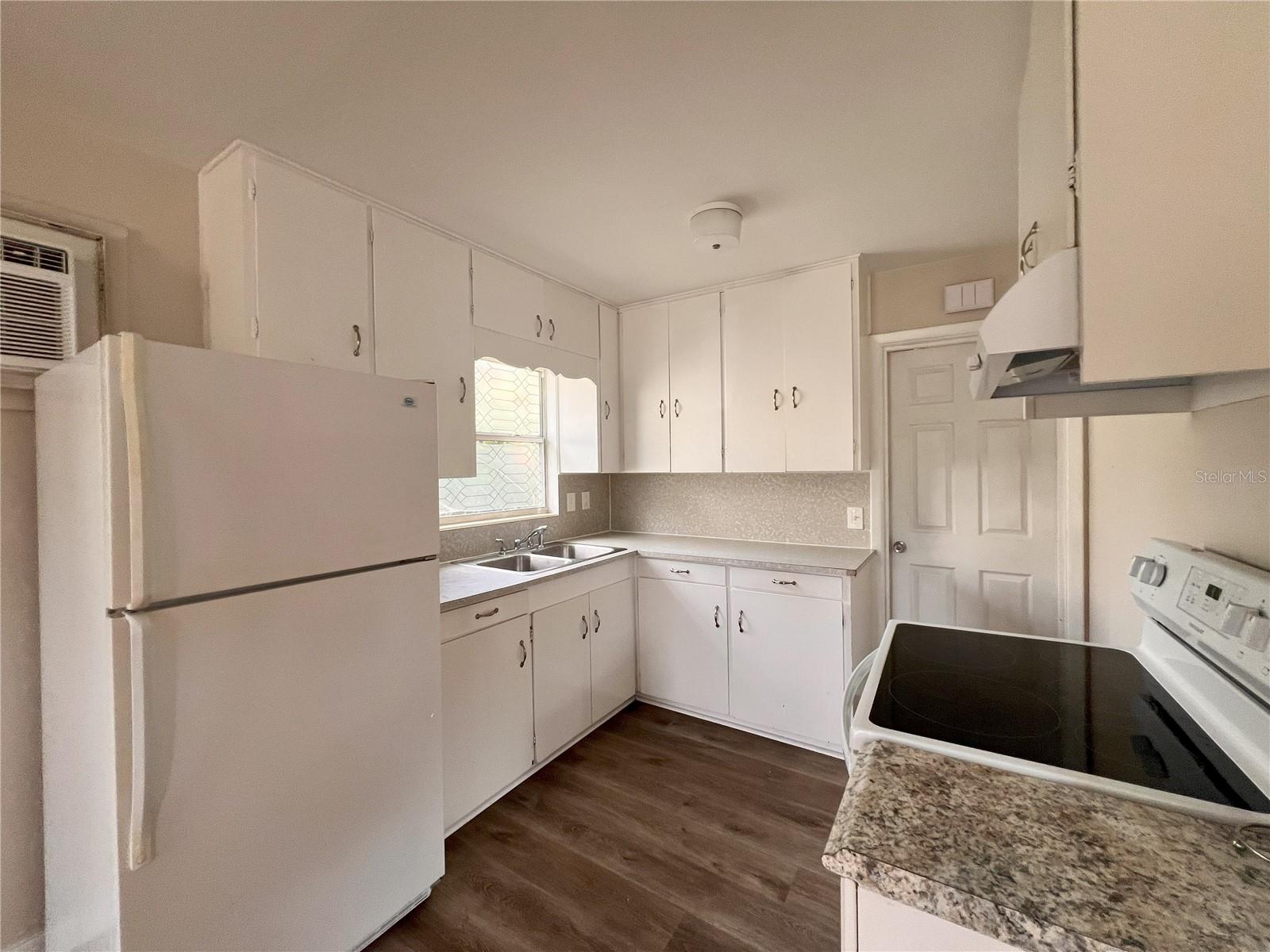 Image 4 of 9 For 846 Walnut Street