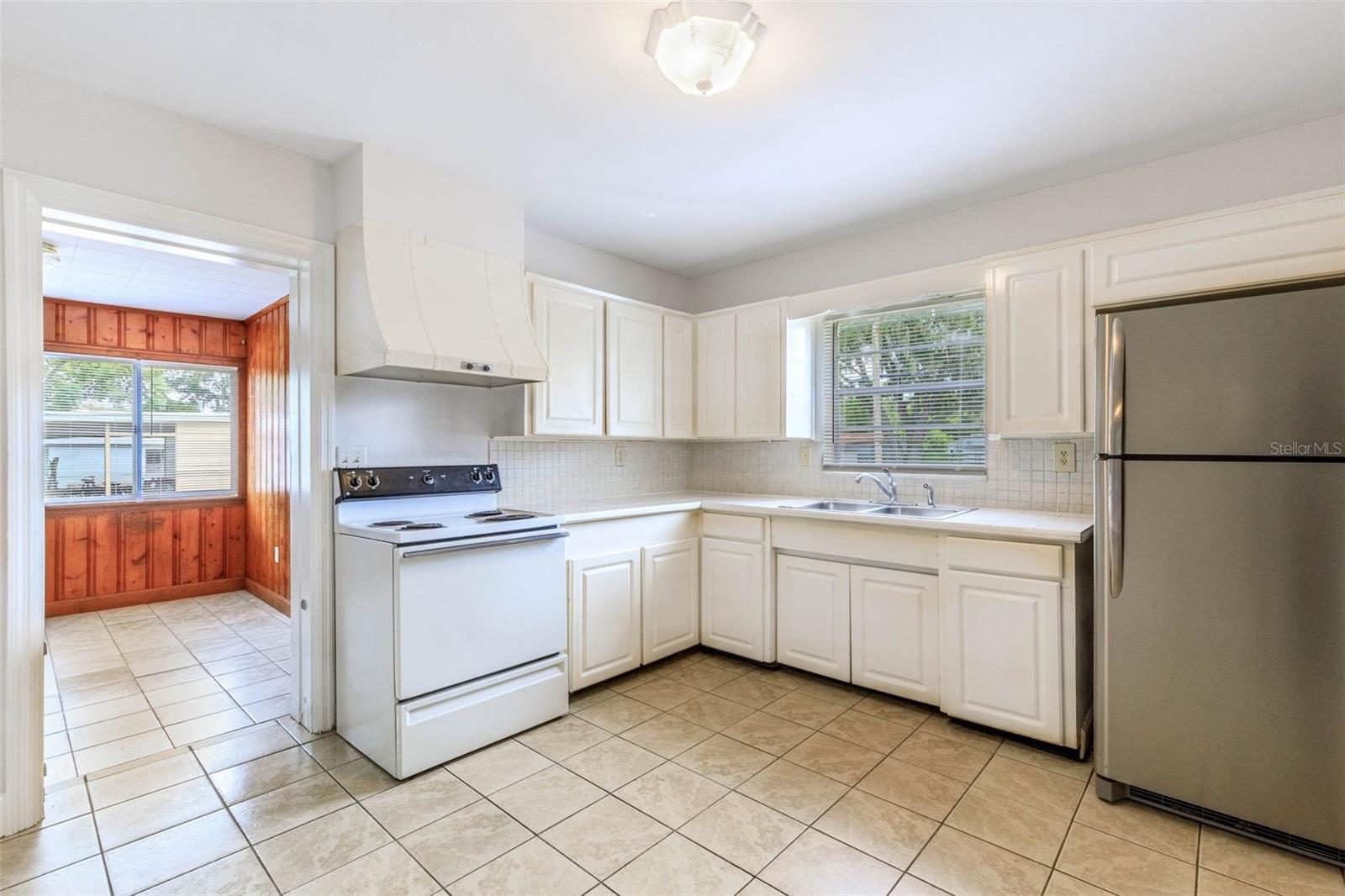 Image 11 of 34 For 2602 Sunshine Drive N