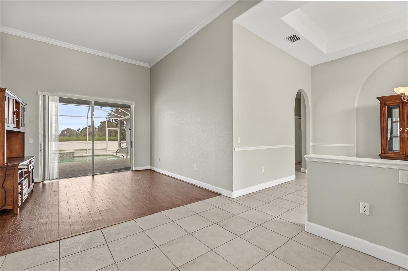 Image 6 of 50 For 402 Terranova Street