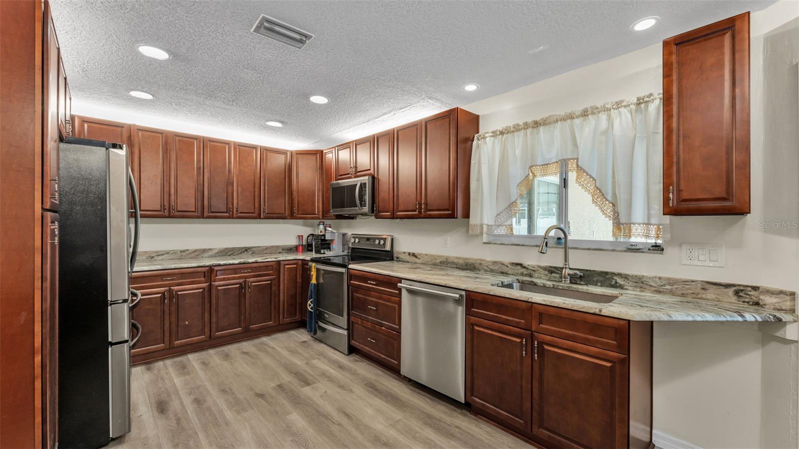 Image 26 of 61 For 1702 Sherwood Lakes Boulevard