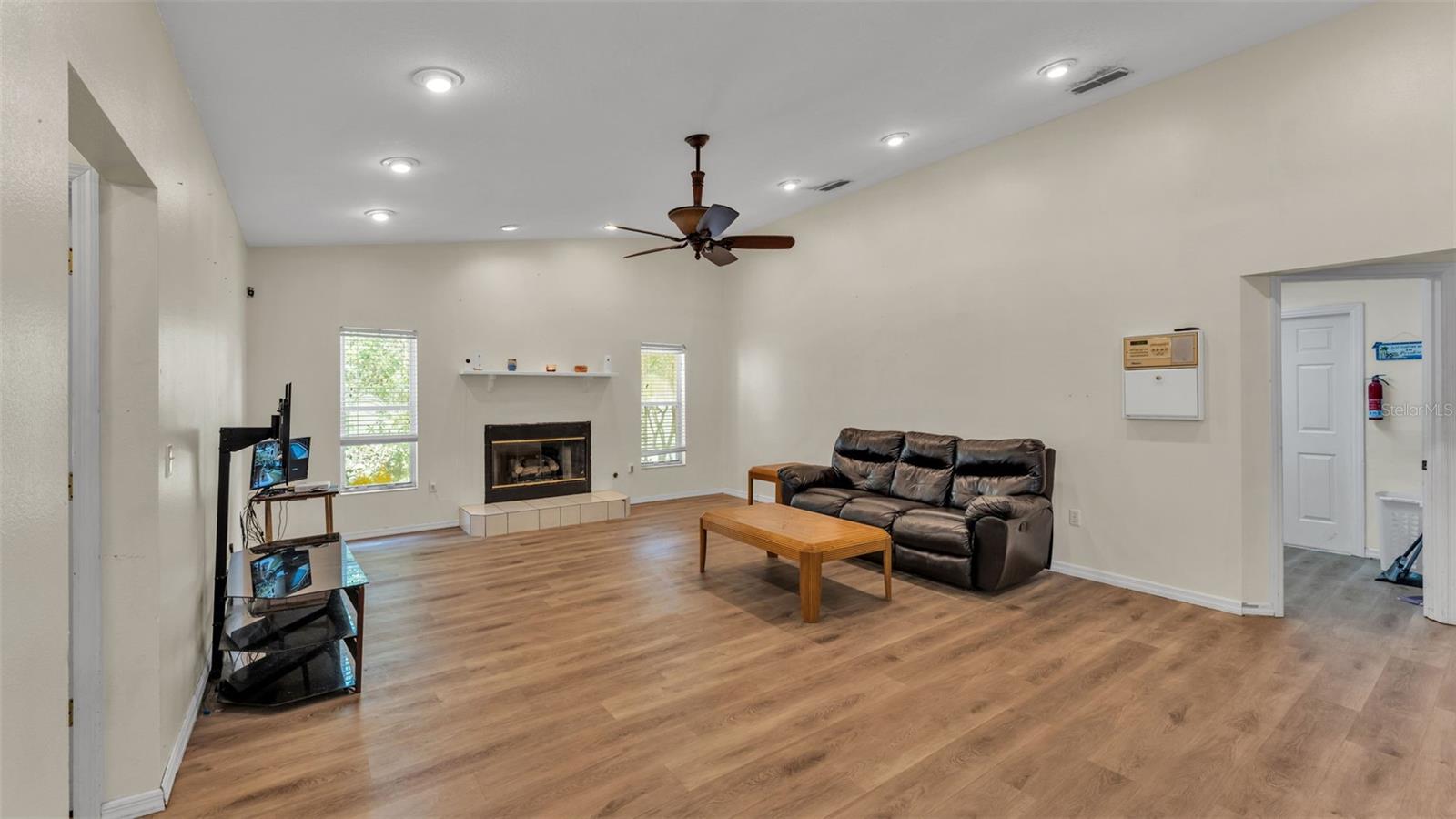 Image 7 of 61 For 1702 Sherwood Lakes Boulevard