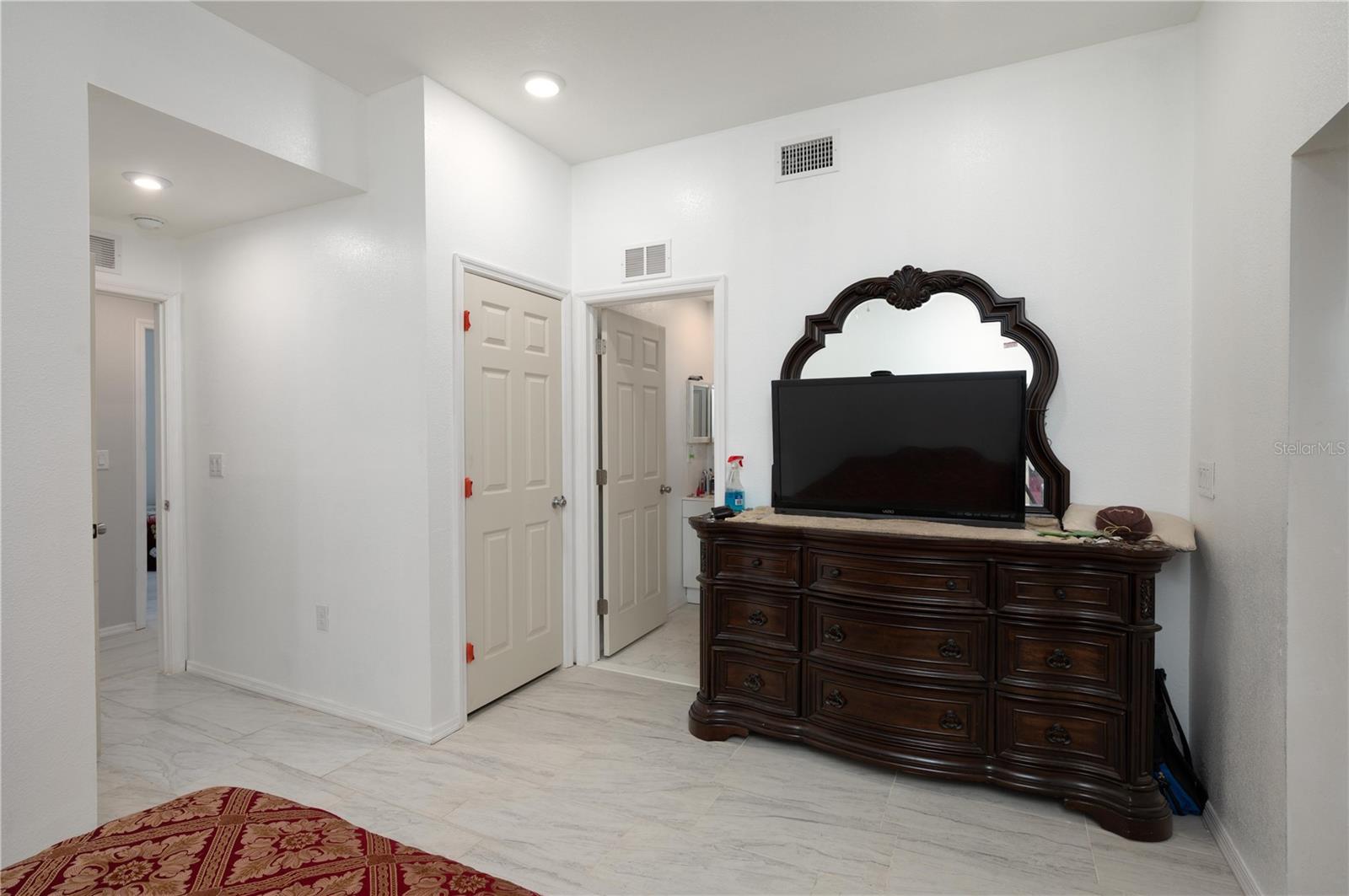 Image 12 of 25 For 708 Broadway Street