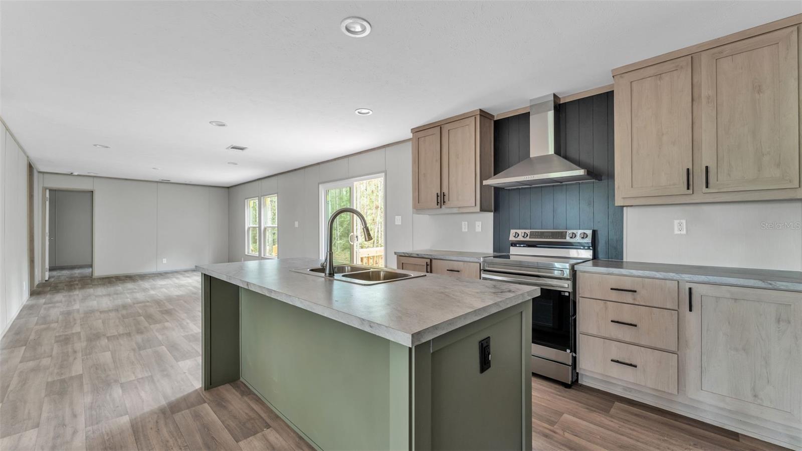 Image 12 of 51 For 15140 Commonwealth Avenue N
