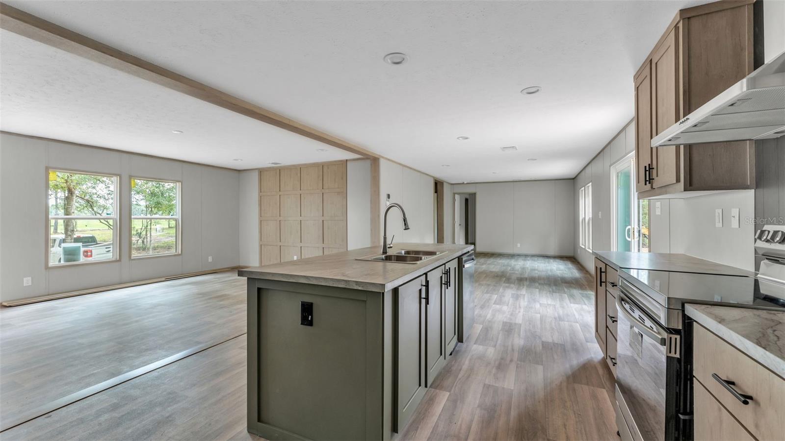 Image 13 of 51 For 15140 Commonwealth Avenue N