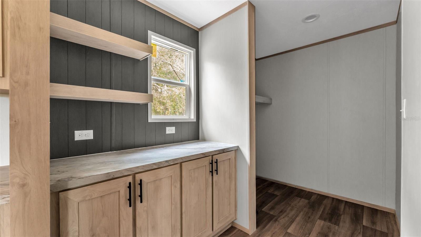 Image 15 of 51 For 15140 Commonwealth Avenue N