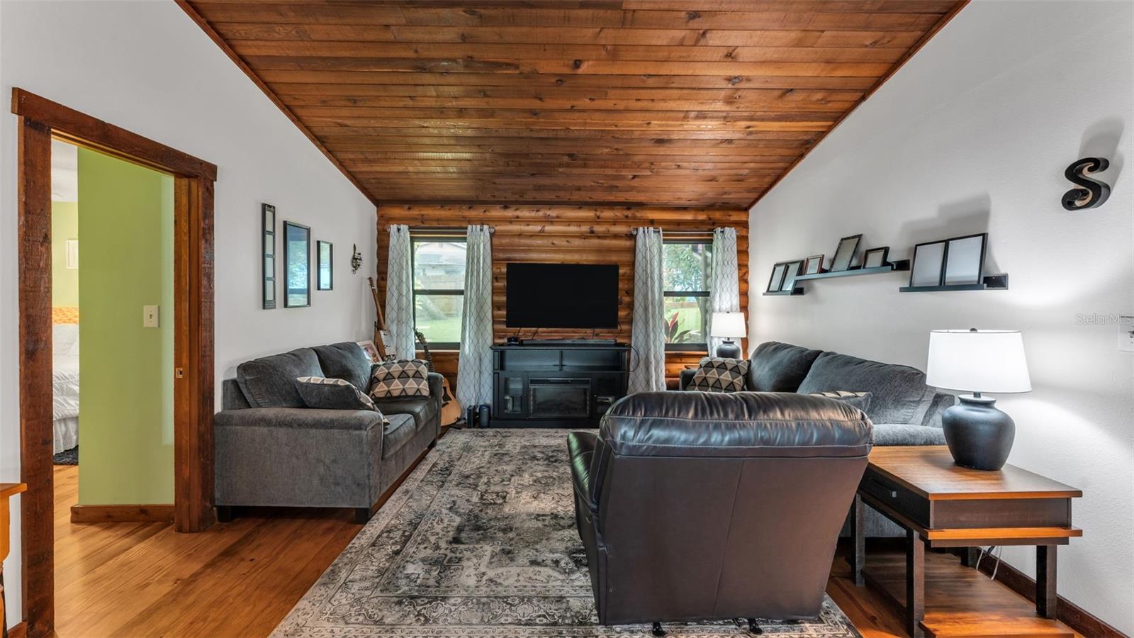 Image 10 of 67 For 219 Lake Menzies Boulevard