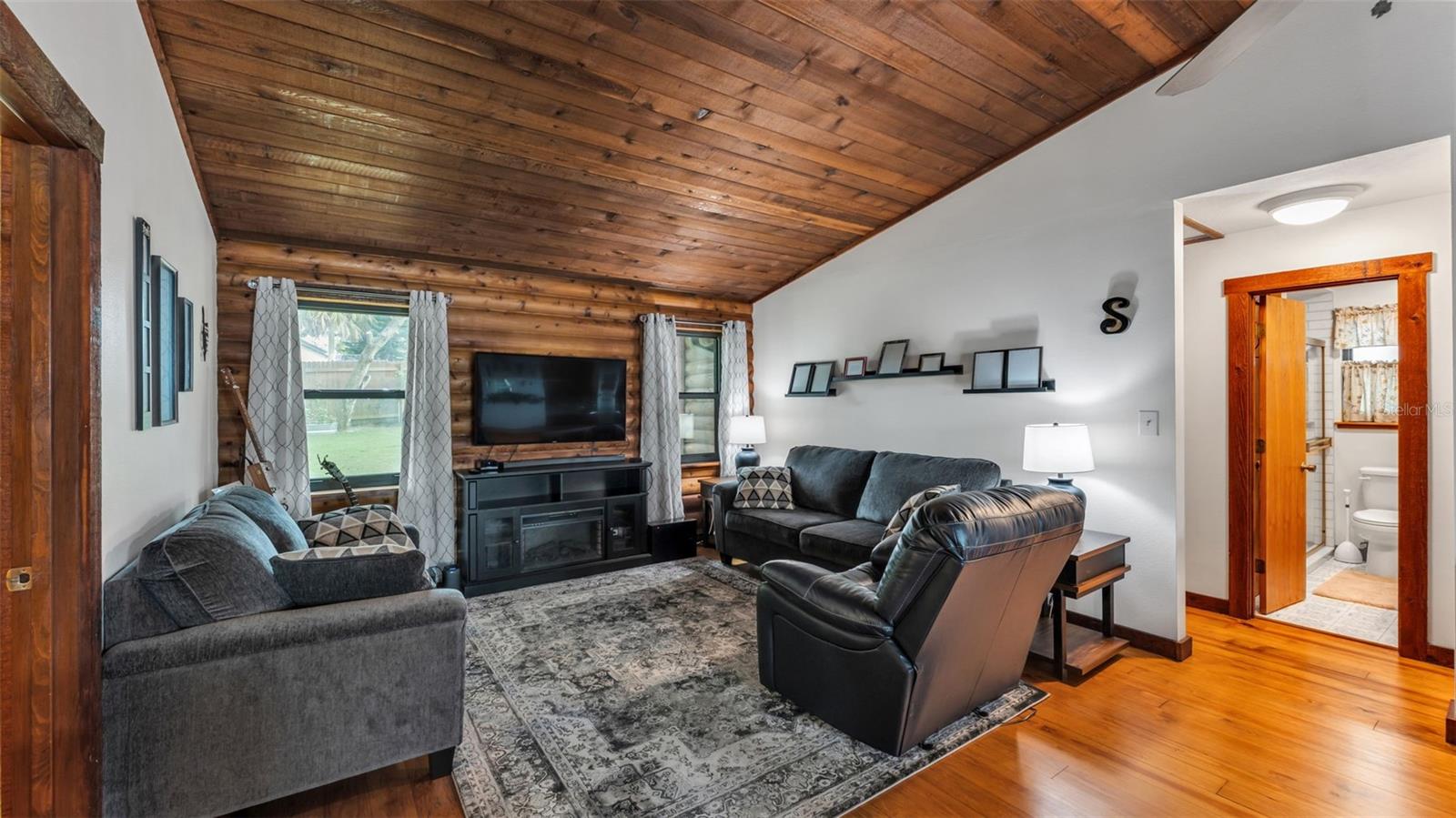 Image 11 of 67 For 219 Lake Menzies Boulevard