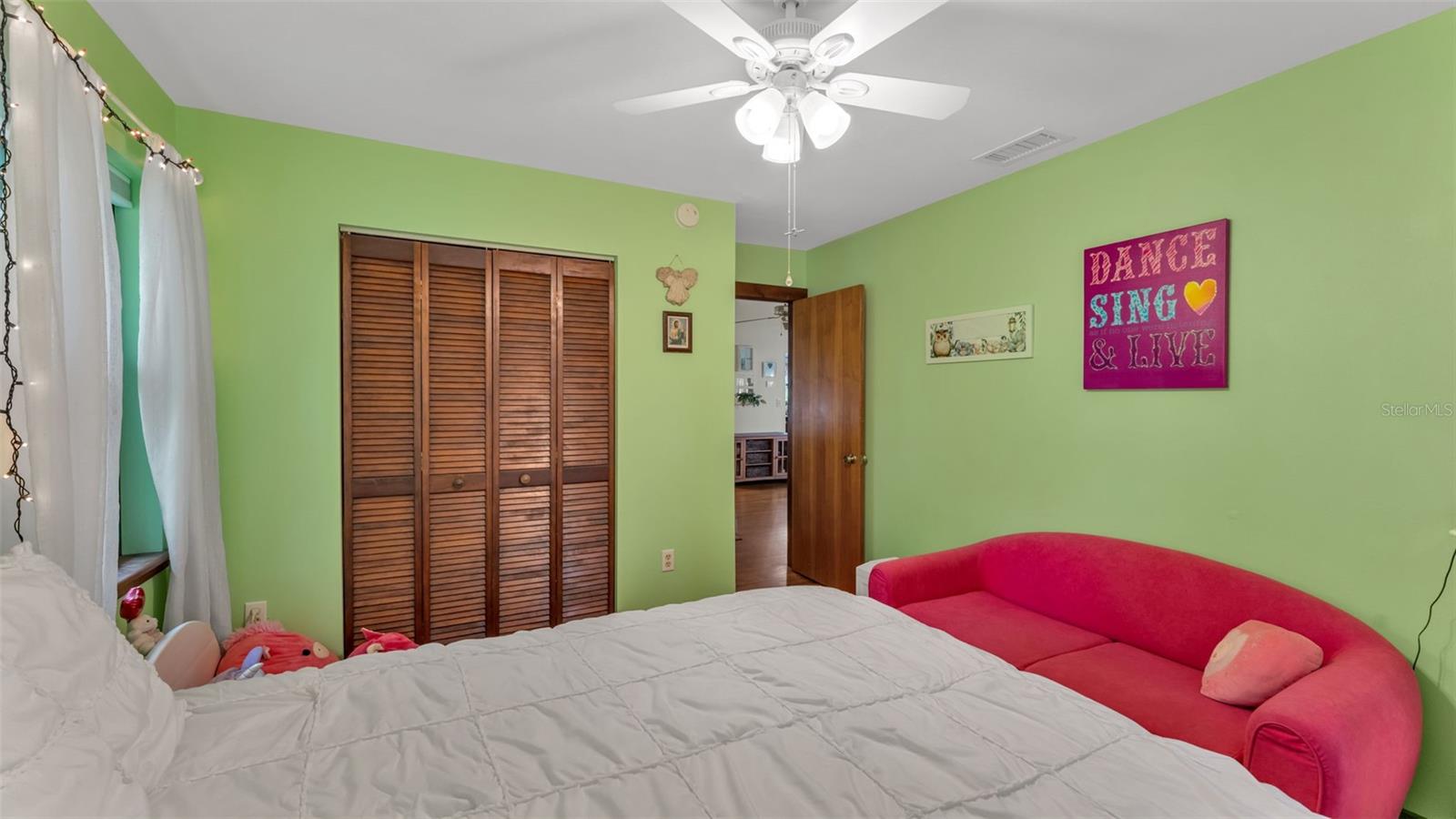 Image 20 of 67 For 219 Lake Menzies Boulevard