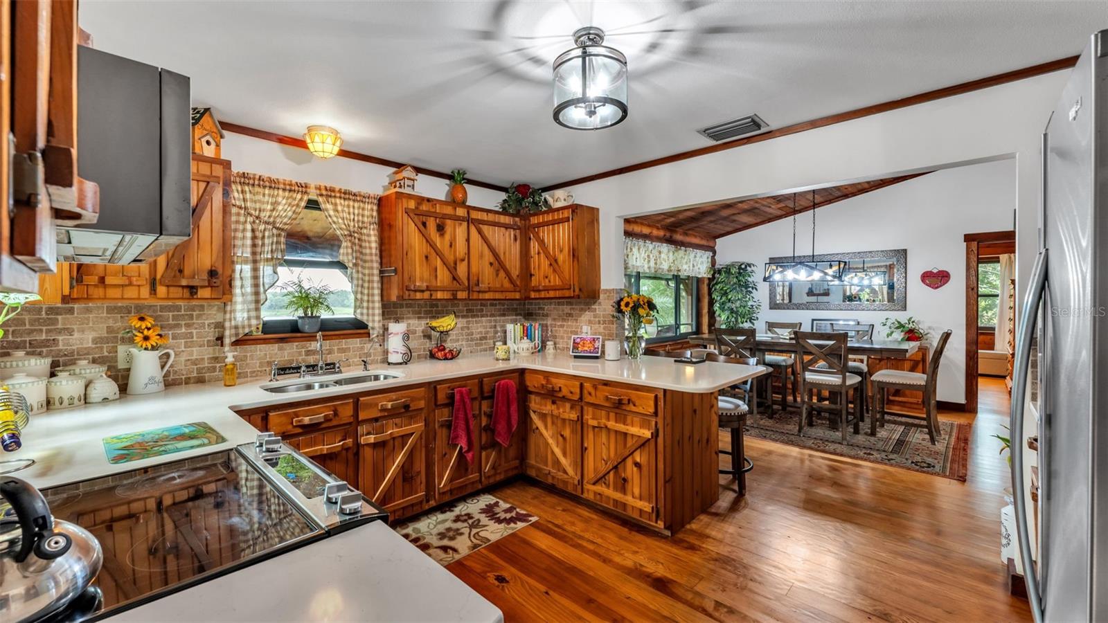 Image 24 of 67 For 219 Lake Menzies Boulevard