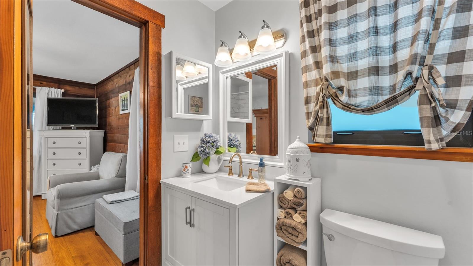 Image 27 of 67 For 219 Lake Menzies Boulevard