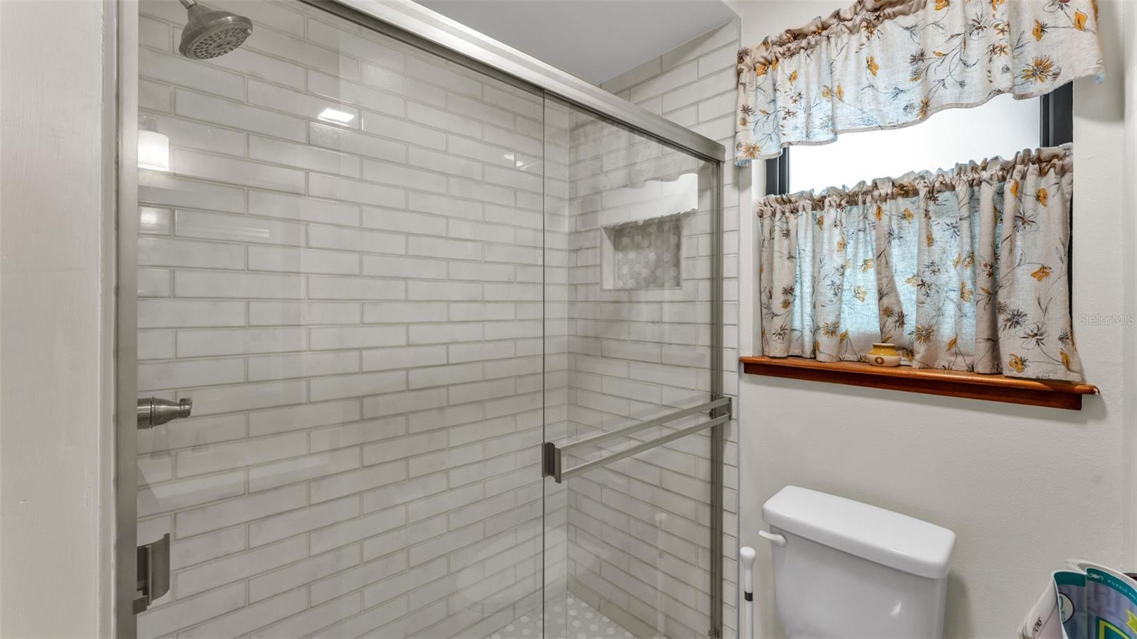 Image 30 of 67 For 219 Lake Menzies Boulevard