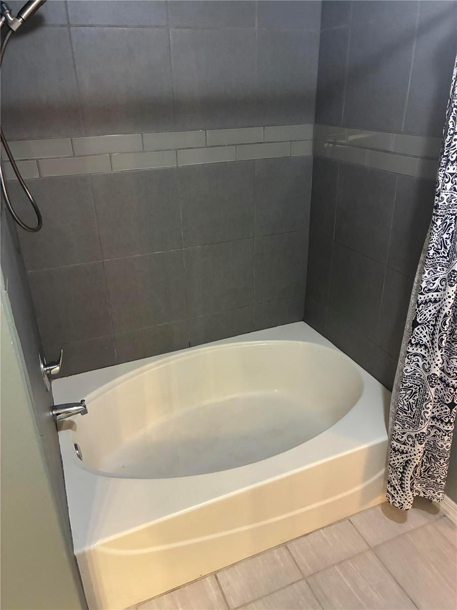 Image 16 of 22 For 3315 Parkchester Square Boulevard 206