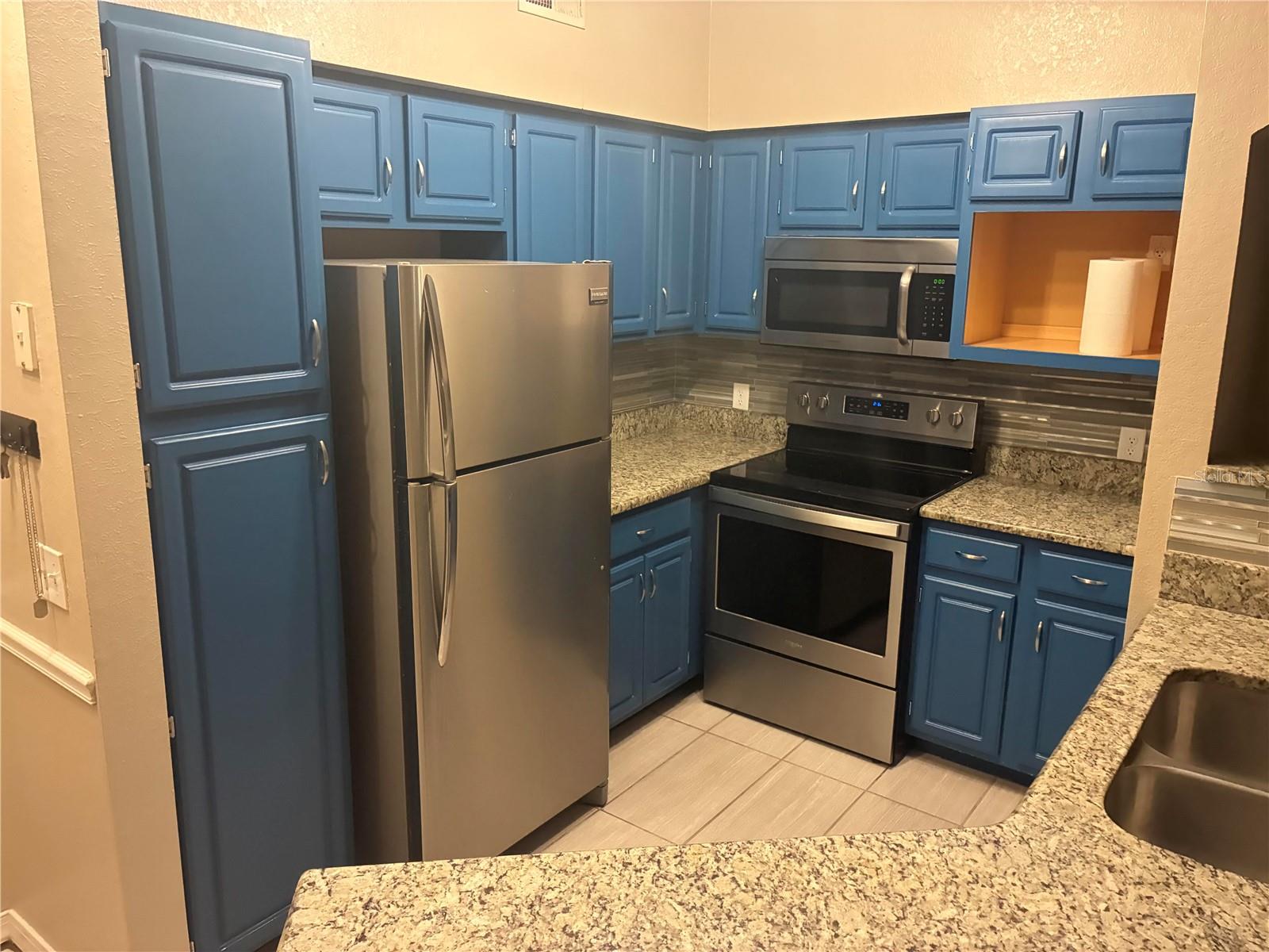 Image 7 of 22 For 3315 Parkchester Square Boulevard 206