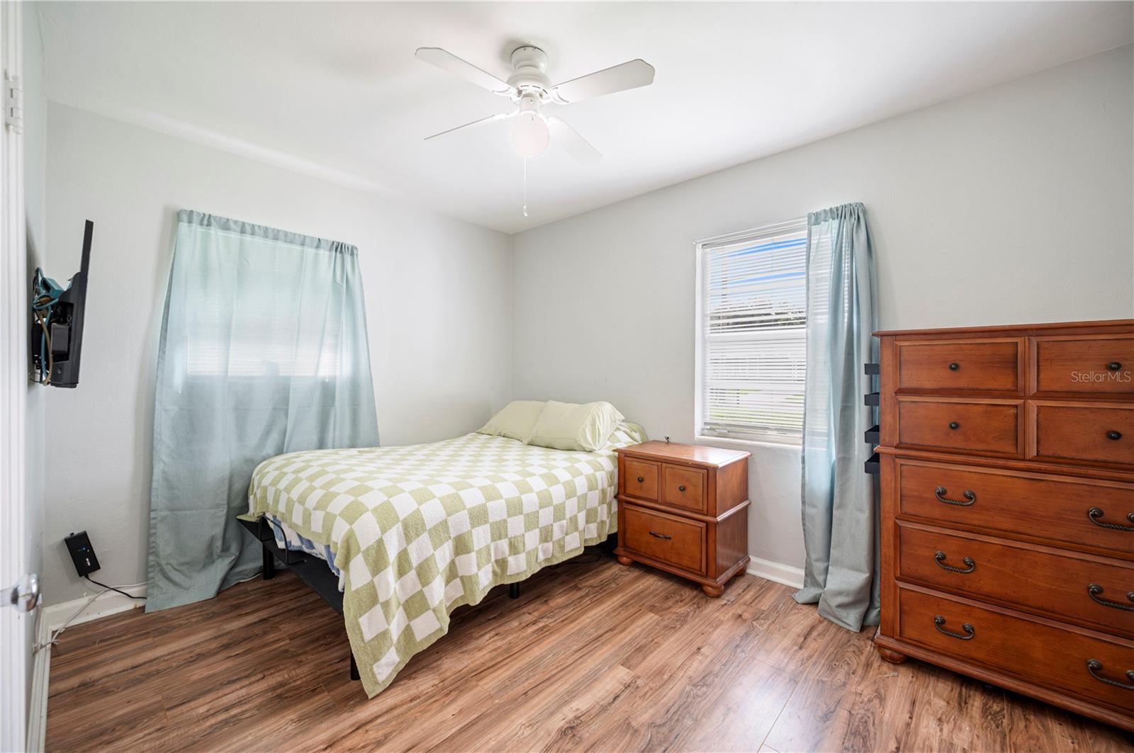 Image 17 of 32 For 2318 Golfview Street