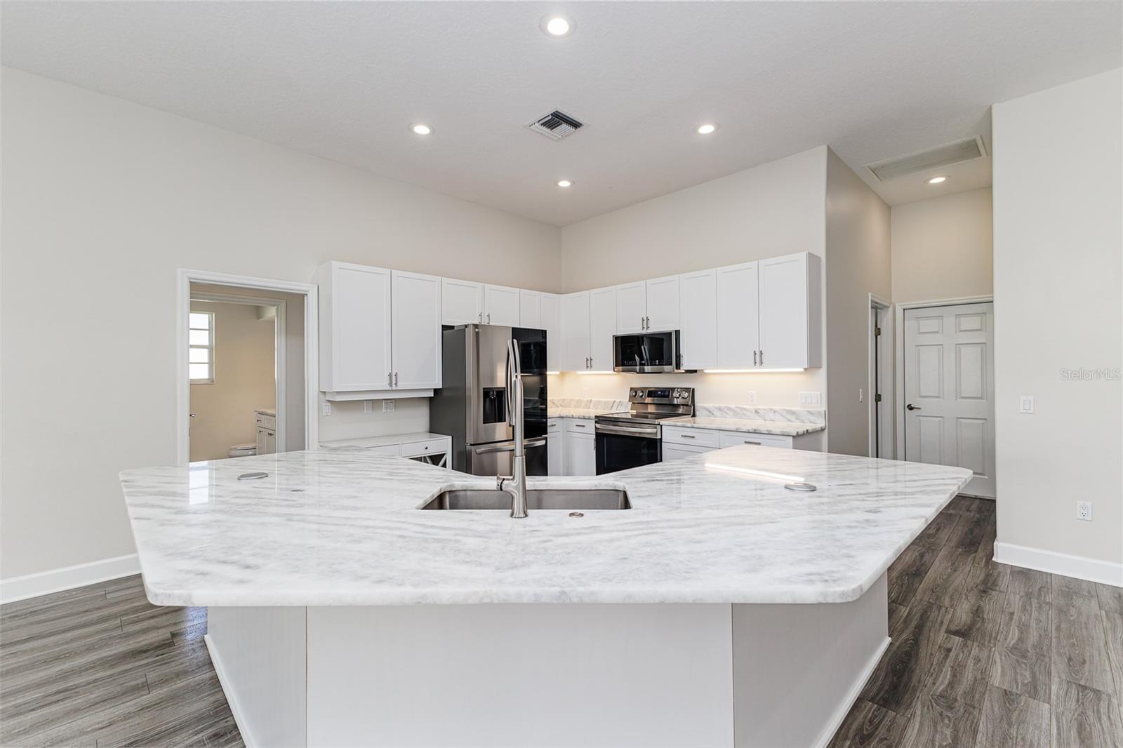 Image 2 of 37 For 870 De La Bosque Avenue