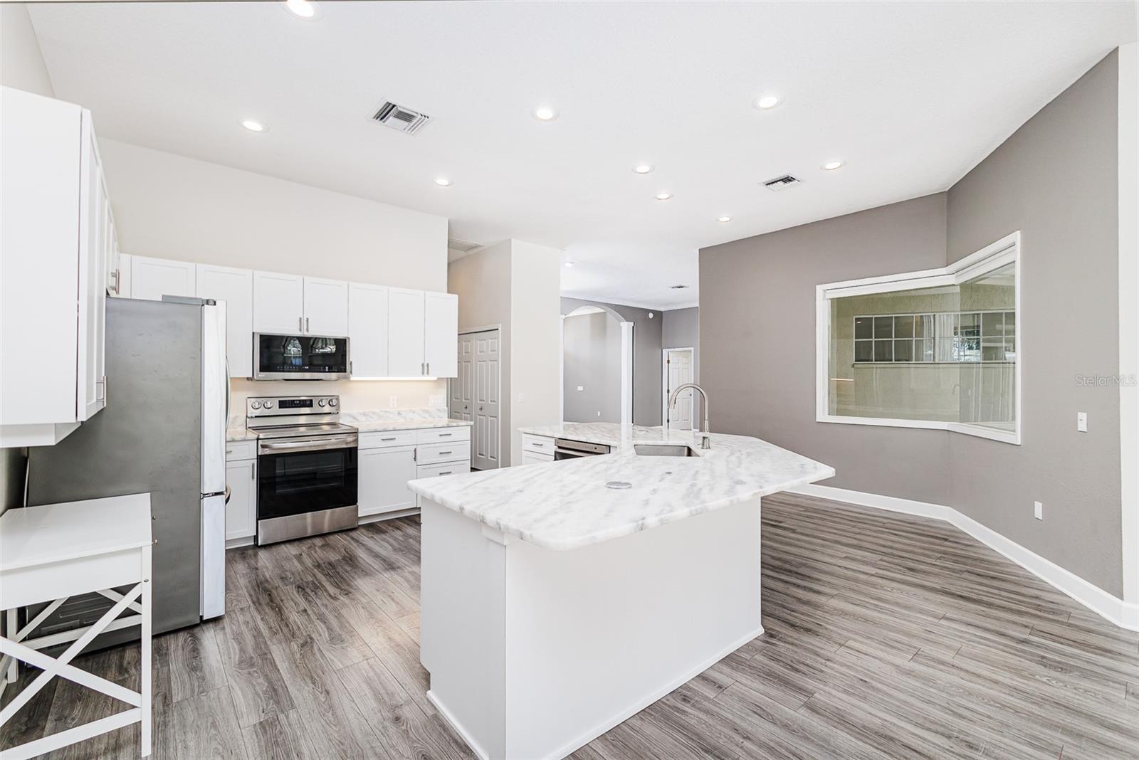 Image 4 of 37 For 870 De La Bosque Avenue