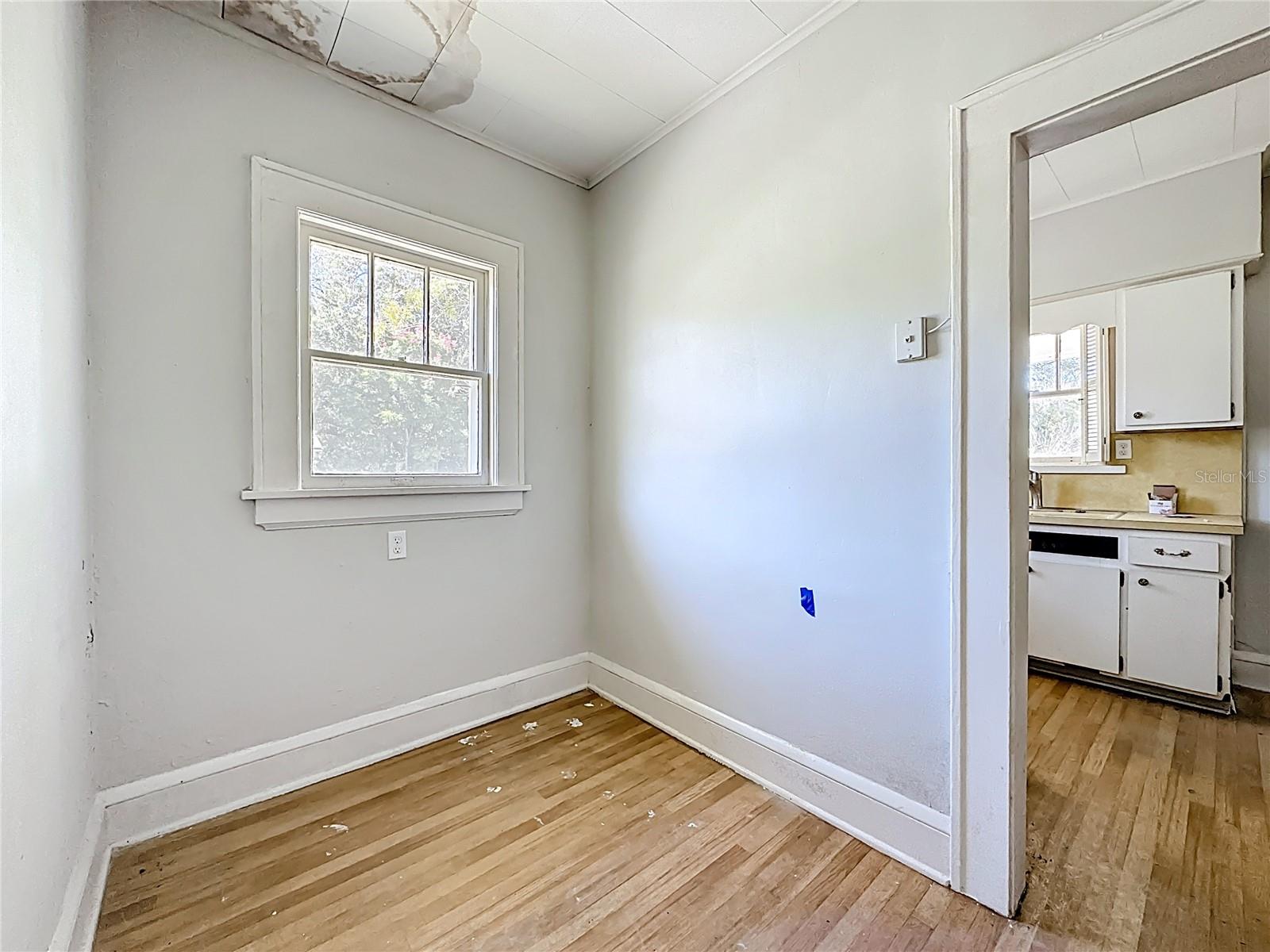 Image 11 of 32 For 943 Ingleside Avenue