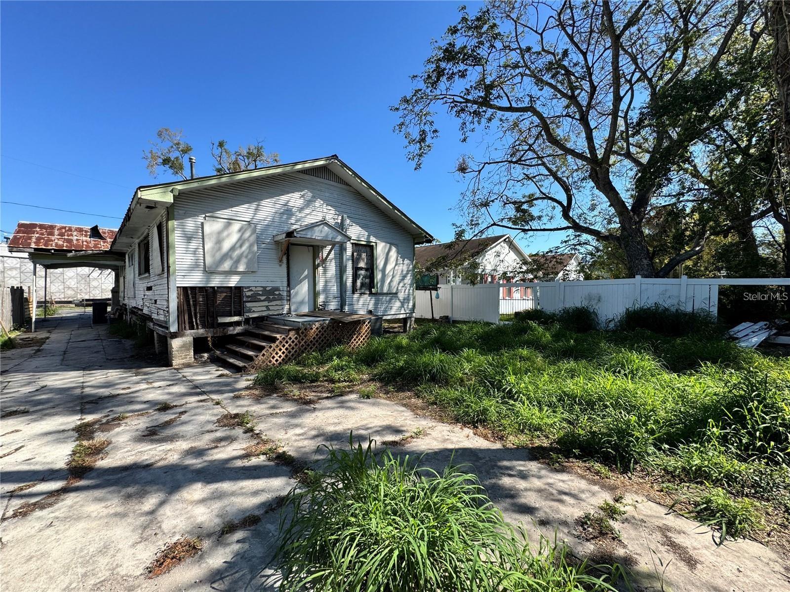 Listing photo id 1 for 921 12th Avenue