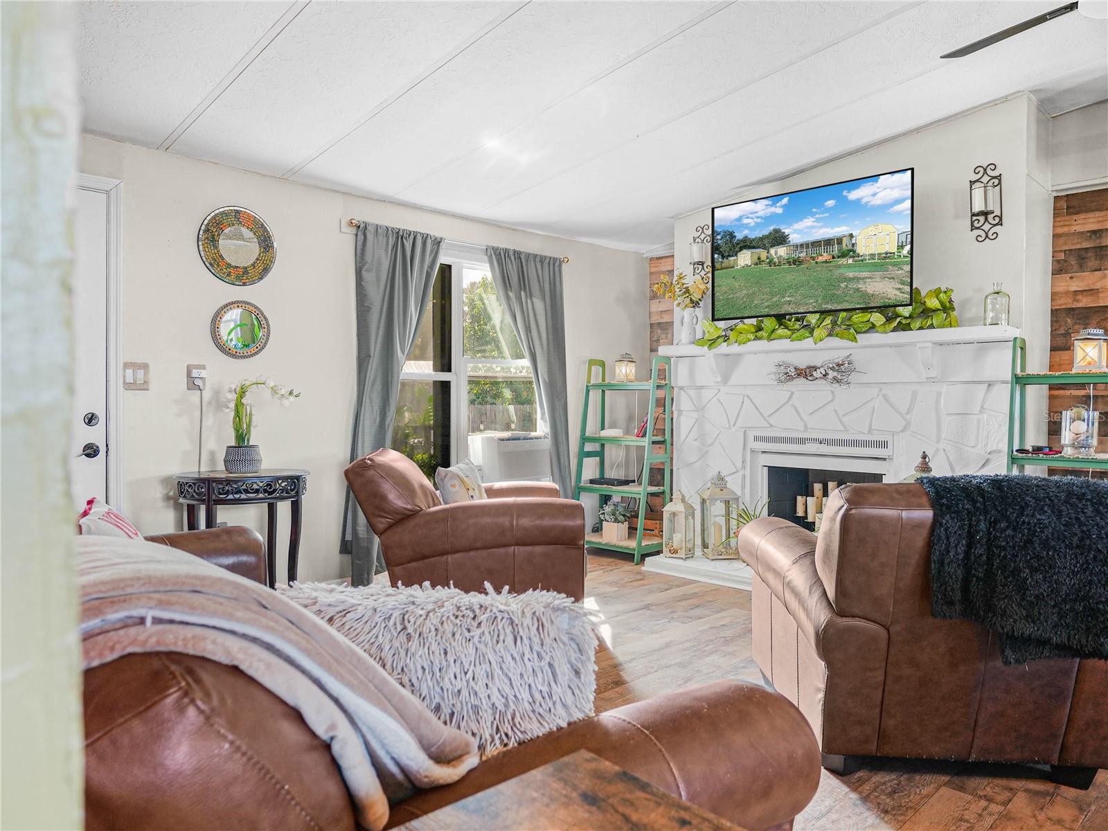 Image 6 of 31 For 4806 Fox Creek Drive W