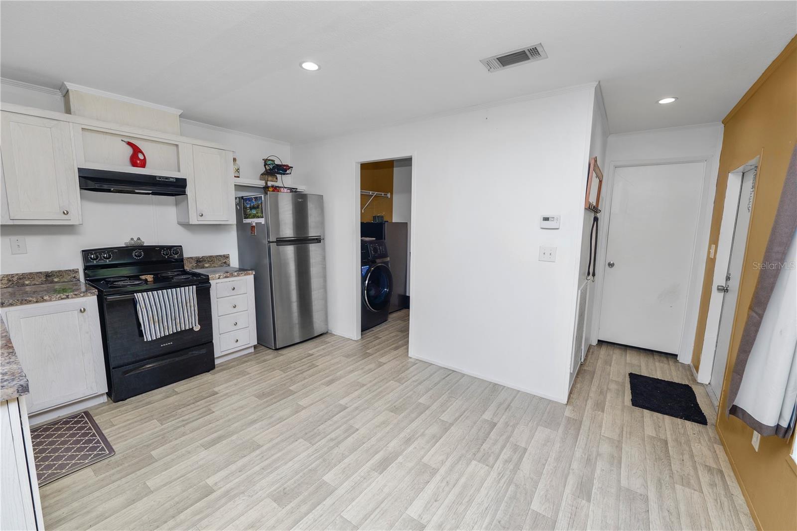 Image 10 of 41 For 3406 Oakland Road S