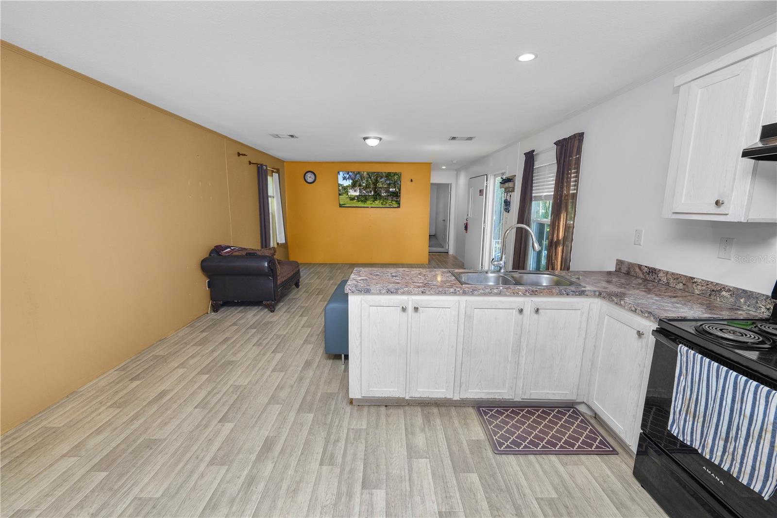 Image 8 of 41 For 3406 Oakland Road S