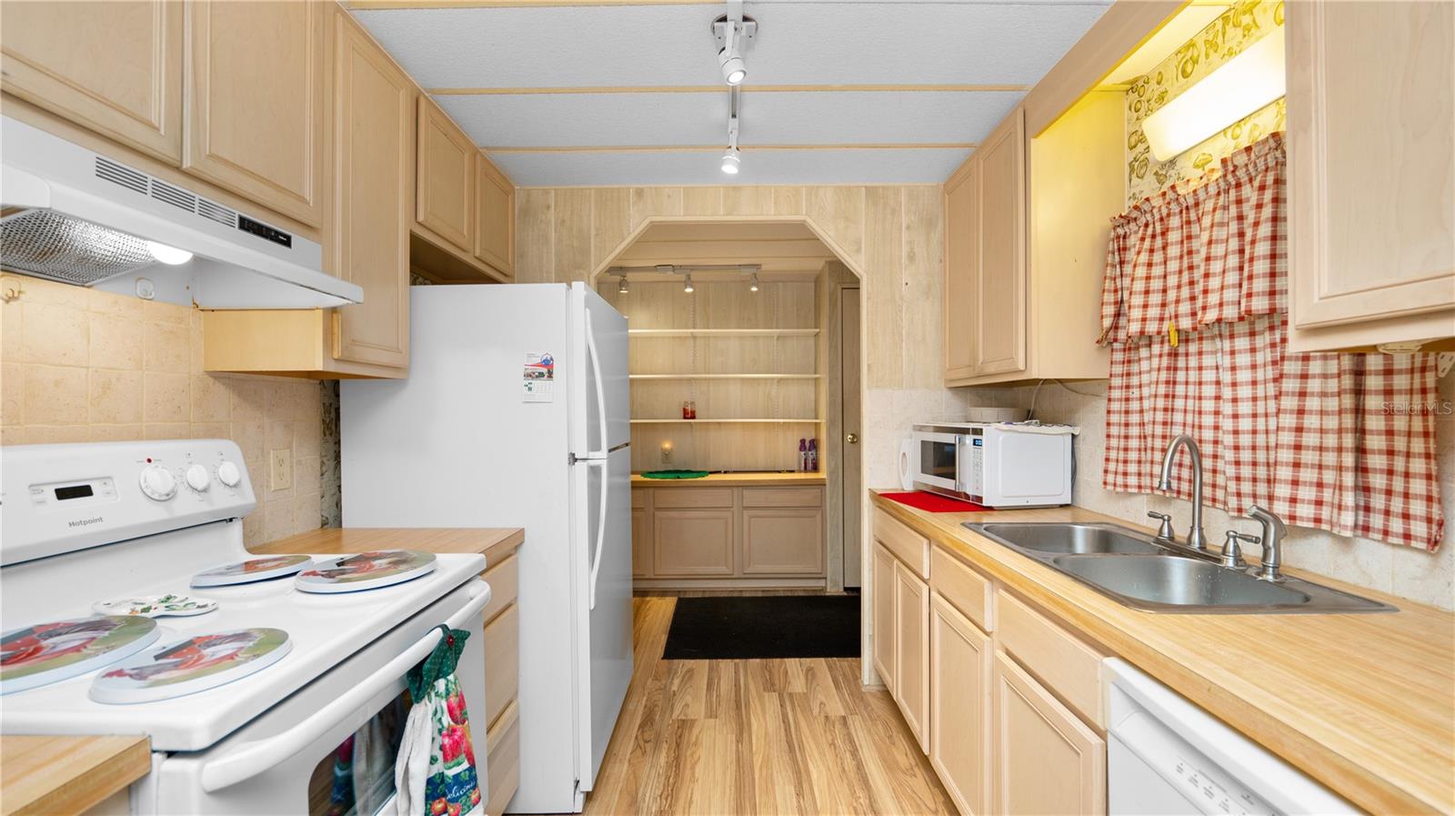 Image 12 of 43 For 1737 Robin Avenue